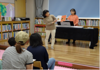 伏見板橋小学校学校運営協議会図書ボランティアによるおたのしみ会の様子