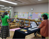 伏見板橋小学校学校運営協議会図書ボランティアによるおたのしみ会の様子