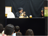 おはなしでんでんさんによる人形劇の様子