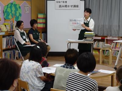 読み聞かせ講座の様子