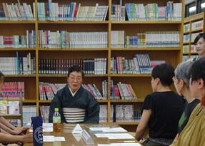 名作で脳活！大人のおはなし会における素話の様子