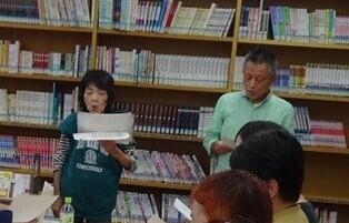 名作で脳活！大人のおはなし会における群読の様子