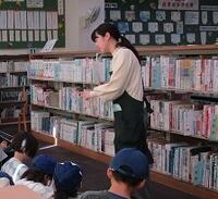 図書館見学の様子1