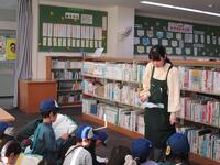 図書館見学の様子2