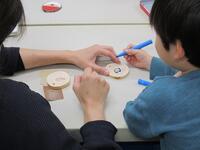 キーホルダー作りの様子