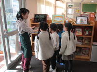 図書館見学の様子