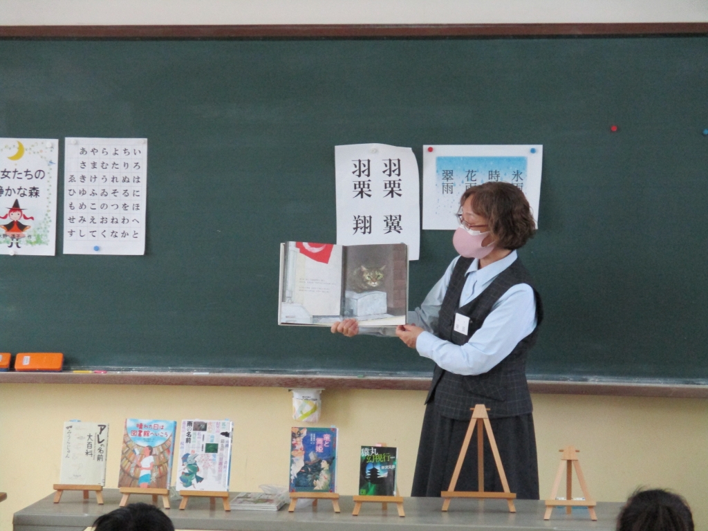 鳳徳小学校でブックトークの様子の画像