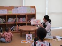 赤ちゃん絵本の会の様子２