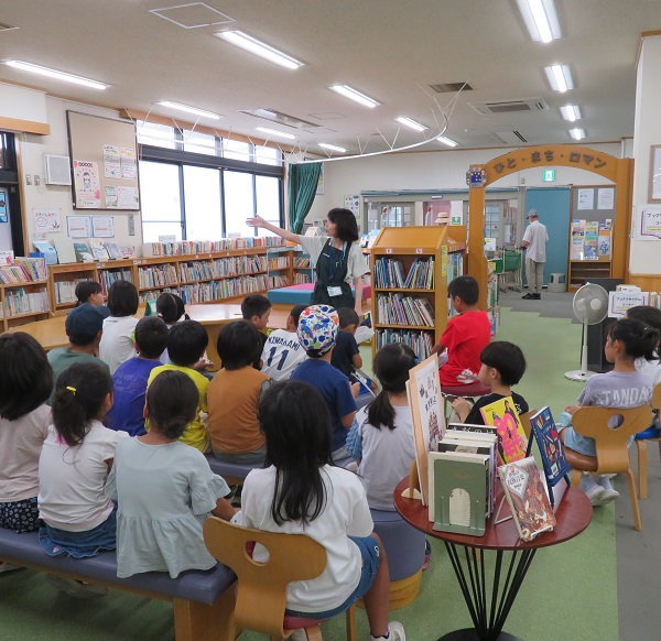 養正小学校3年生の図書館見学の様子です。