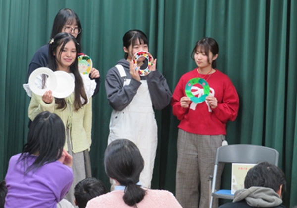 あんふぁんずーの学生さんが、ワークショップの説明をしてくださる様子です。