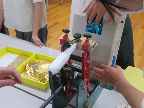 箔押し作業の様子です。