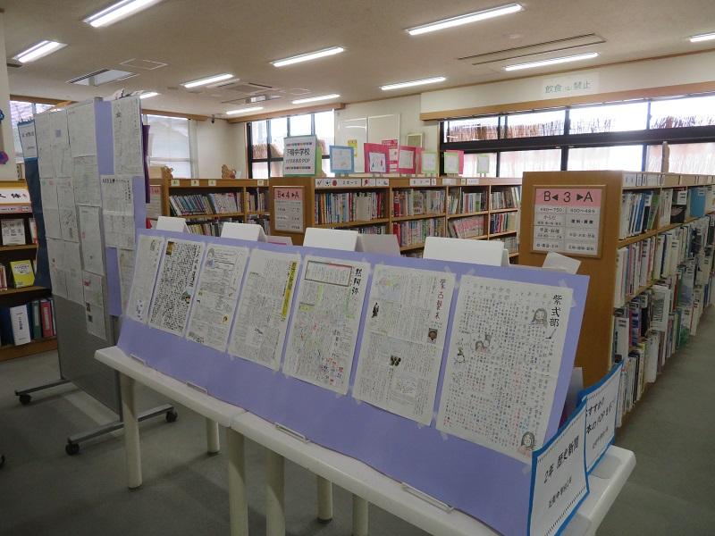 手前：近衛中学校生徒が作成した歴史新聞の展示、奥：下鴨中学校生徒が作成したおすすめ本のPOP展示風景