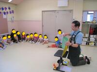絵本の読み聞かせの様子