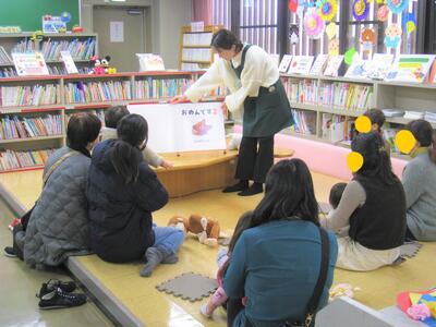 あかちゃんのおたのしみ会の様子