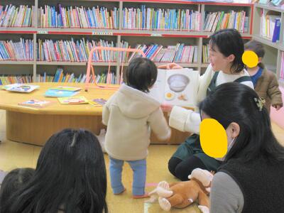 赤ちゃんのおたのしみ会の様子
