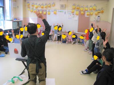 絵本の読み聞かせの様子