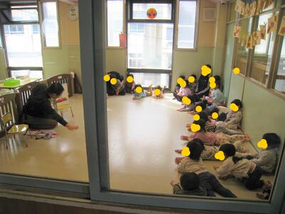 絵本の読み聞かせの様子