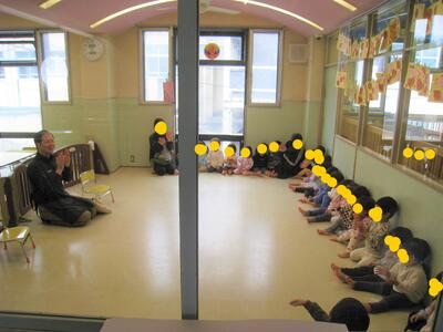 絵本の読み聞かせの様子