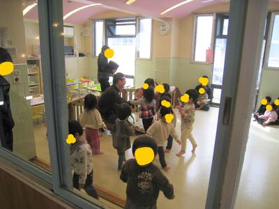 絵本の読み聞かせの様子