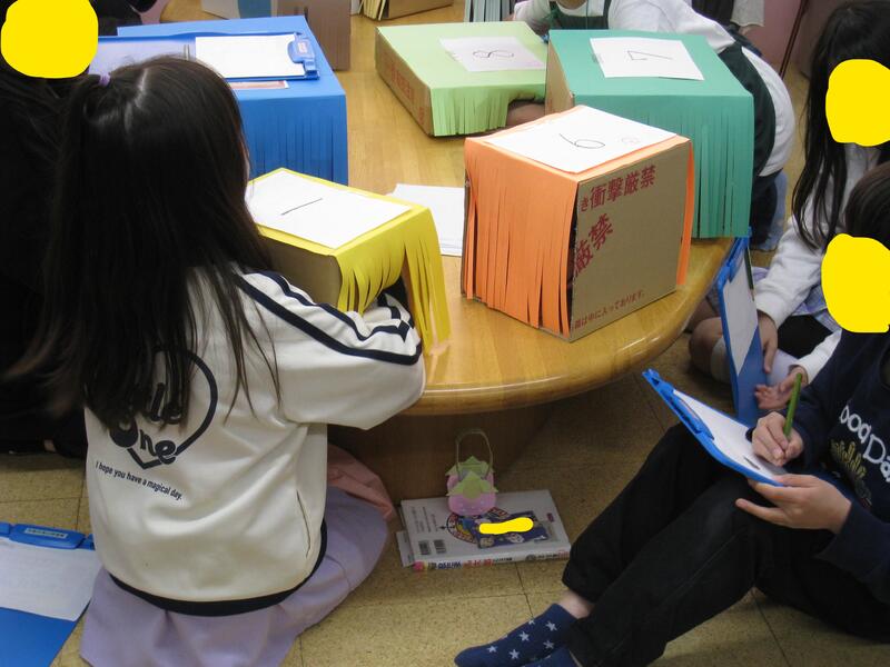 触っている様子