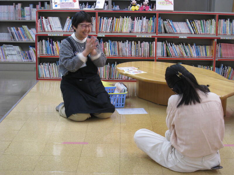 あかちゃんのおたのしみ会の様子