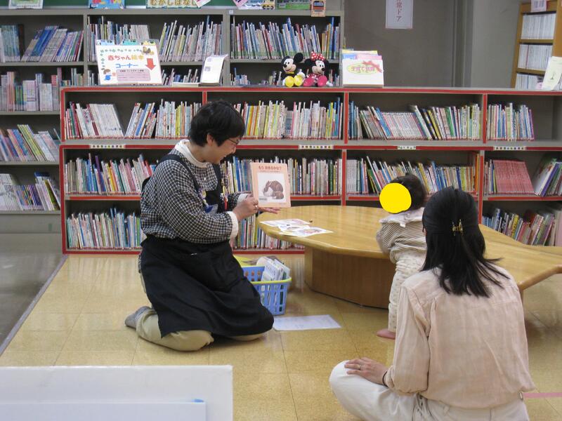 あかちゃんのおたのしみ会の様子