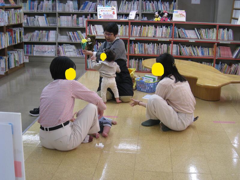 あかちゃんのおたのしみ会の様子