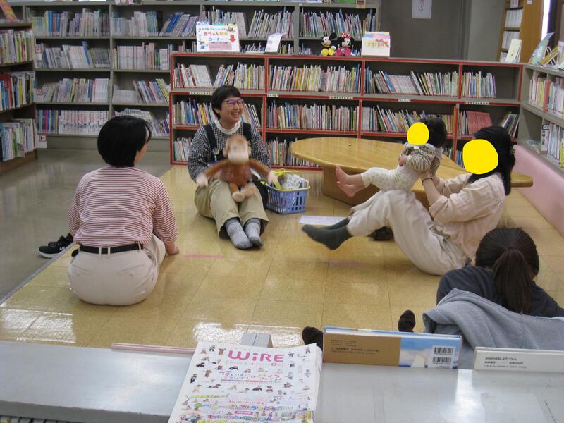 あかちゃんのおたのしみ会の様子