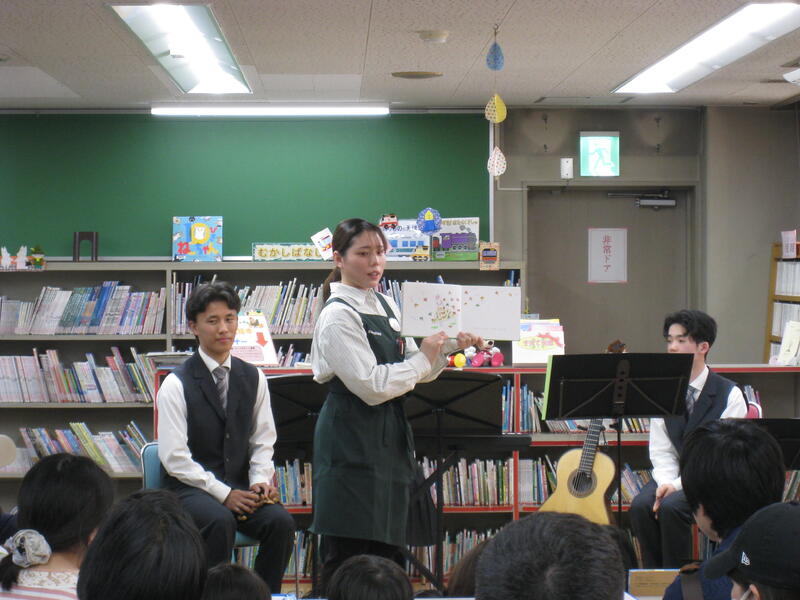 ０歳からの絵本コンサートの様子