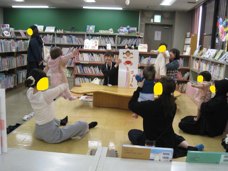 三条保育所の先生による読み聞かせの様子