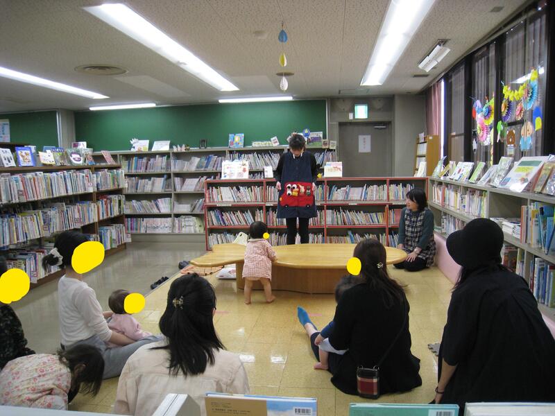 三条保育所の先生による読み聞かせの様子