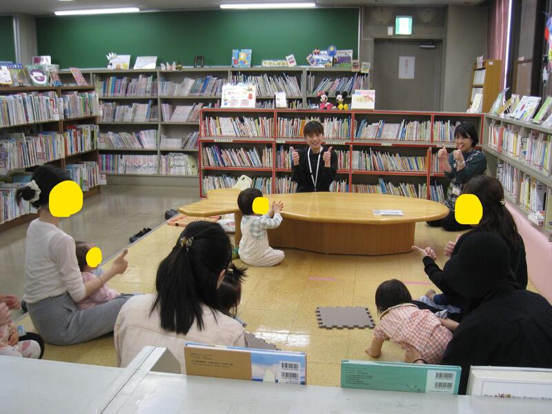 三条保育所の先生による読み聞かせの様子