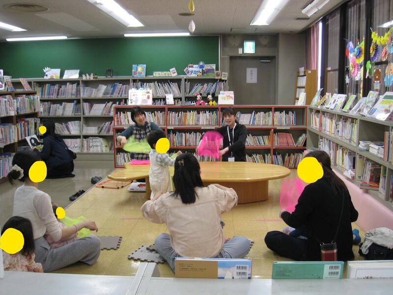 三条保育所の先生による読み聞かせの様子