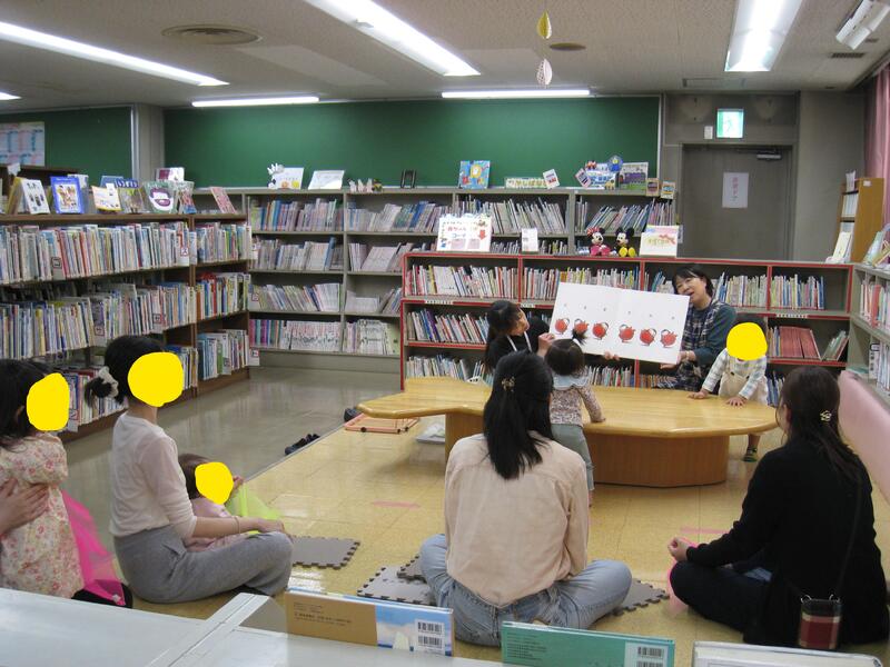 三条保育所の先生による読み聞かせの様子