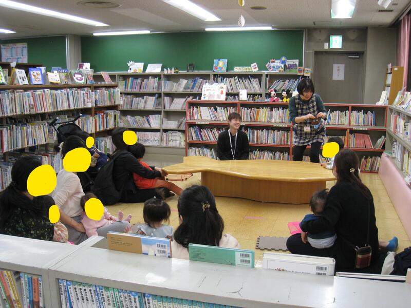 三条保育所の先生による読み聞かせの様子