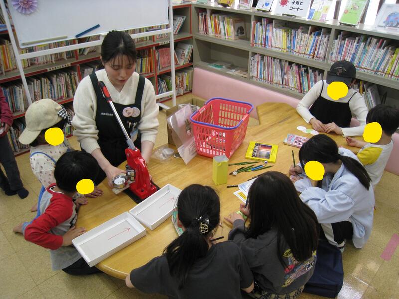 司書による缶バッチ作りの様子