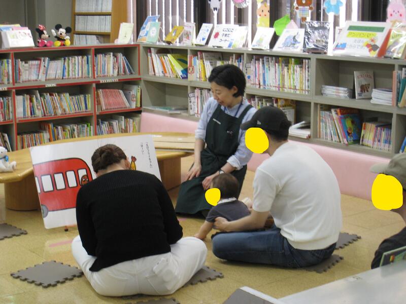 あかちゃんのおたのしみ会の様子