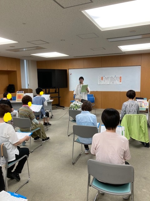 司書による朗読の様子