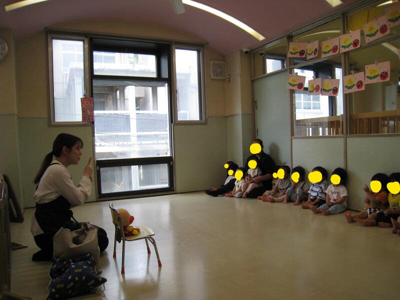 手遊びの様子