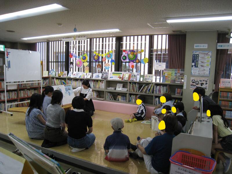 大型絵本の読み聞かせの様子
