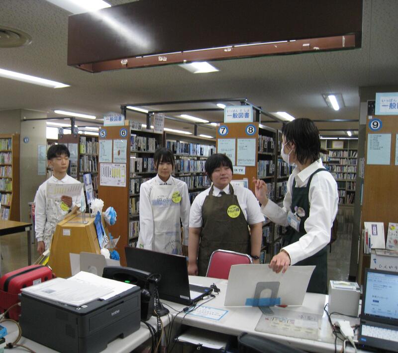 館内案内の様子