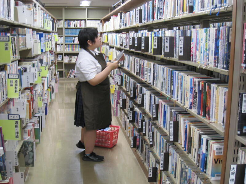 朝の予約本集めの様子