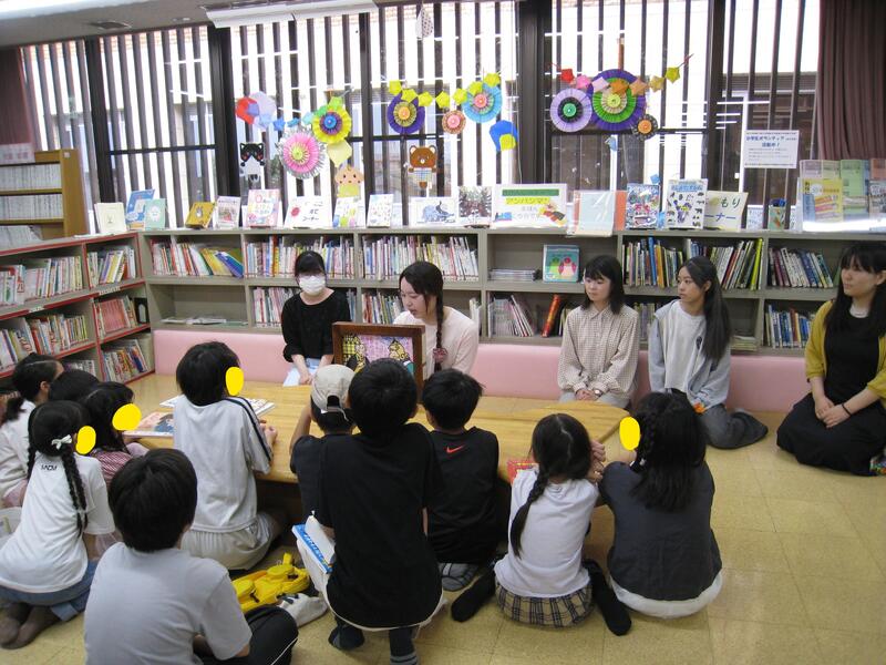 紙芝居の読み聞かせの様子
