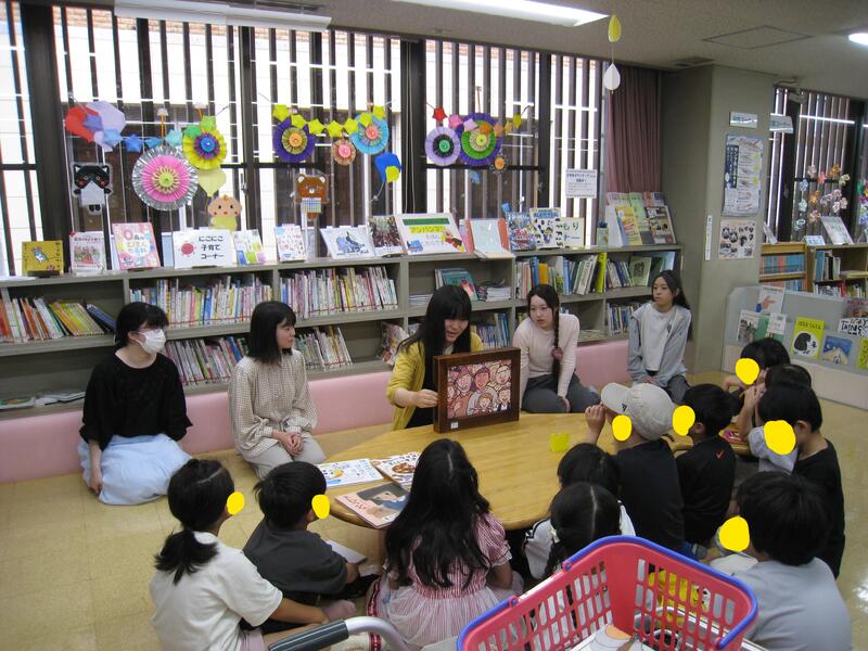 紙芝居の読み聞かせの様子