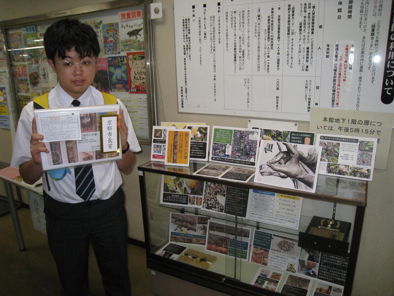 上松さんと研究内容の展示の様子
