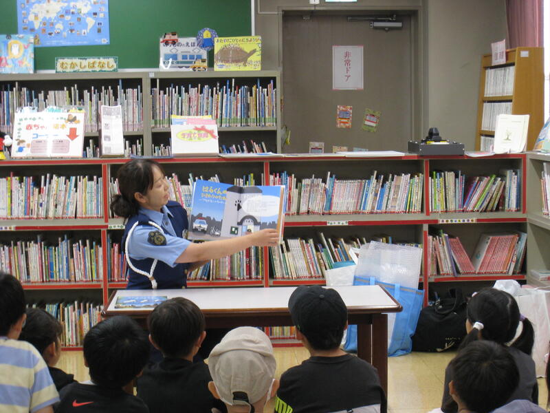絵本の読み聞かせの様子