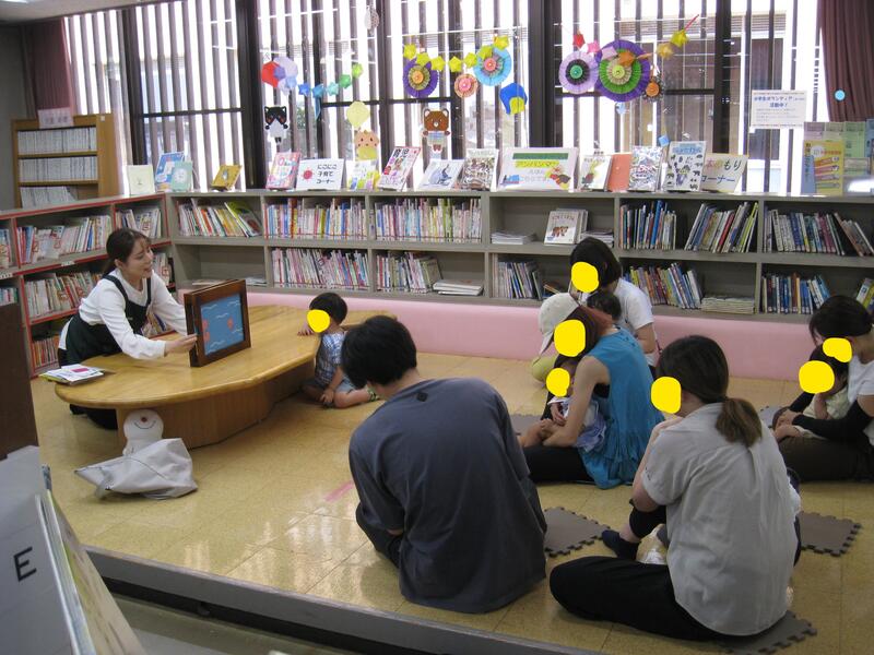 あかちゃんのおたのしみ会の様子