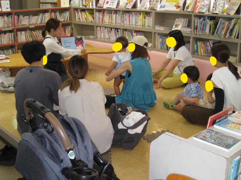 あかちゃんのおたのしみ会の様子