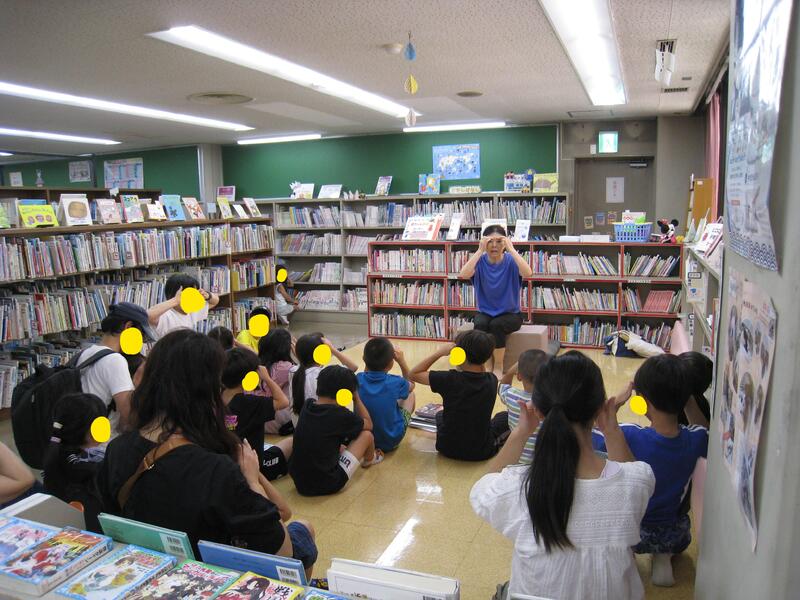 手遊びの様子