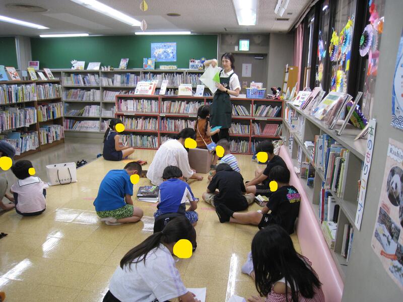 お守り作りの様子